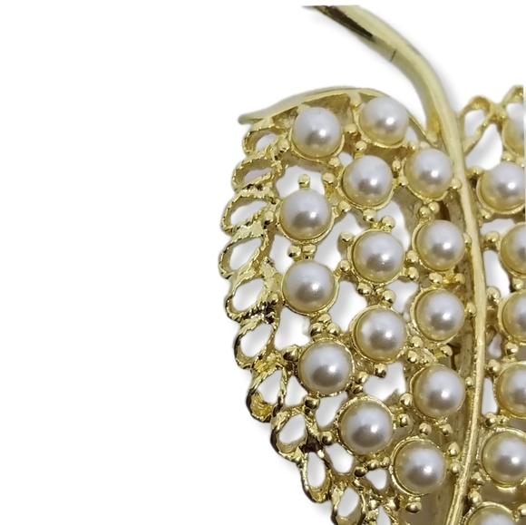 VINTAGE GOLDTONE & FAUX PEARL OPEN DESIGN LEAF BROOCH - Picture 3 of 4